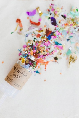 Il genere sicuro rivela l'effetto del fumo colorato del cannone confetti