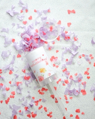Il genere sicuro rivela l'effetto del fumo colorato del cannone confetti