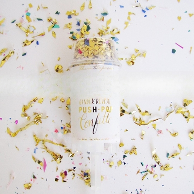 Il genere sicuro rivela l'effetto del fumo colorato del cannone confetti