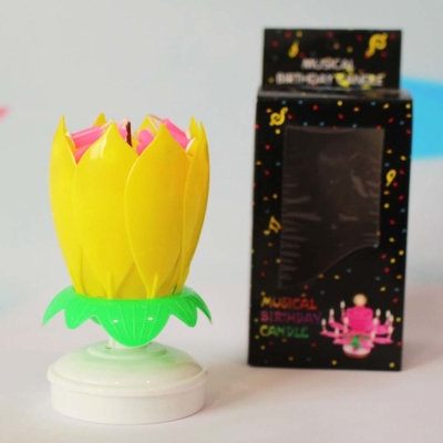 Fuochi d'artificio a forma di fiore multicolore Candele di torta di compleanno che ruotano Candela musicale di torta di compleanno